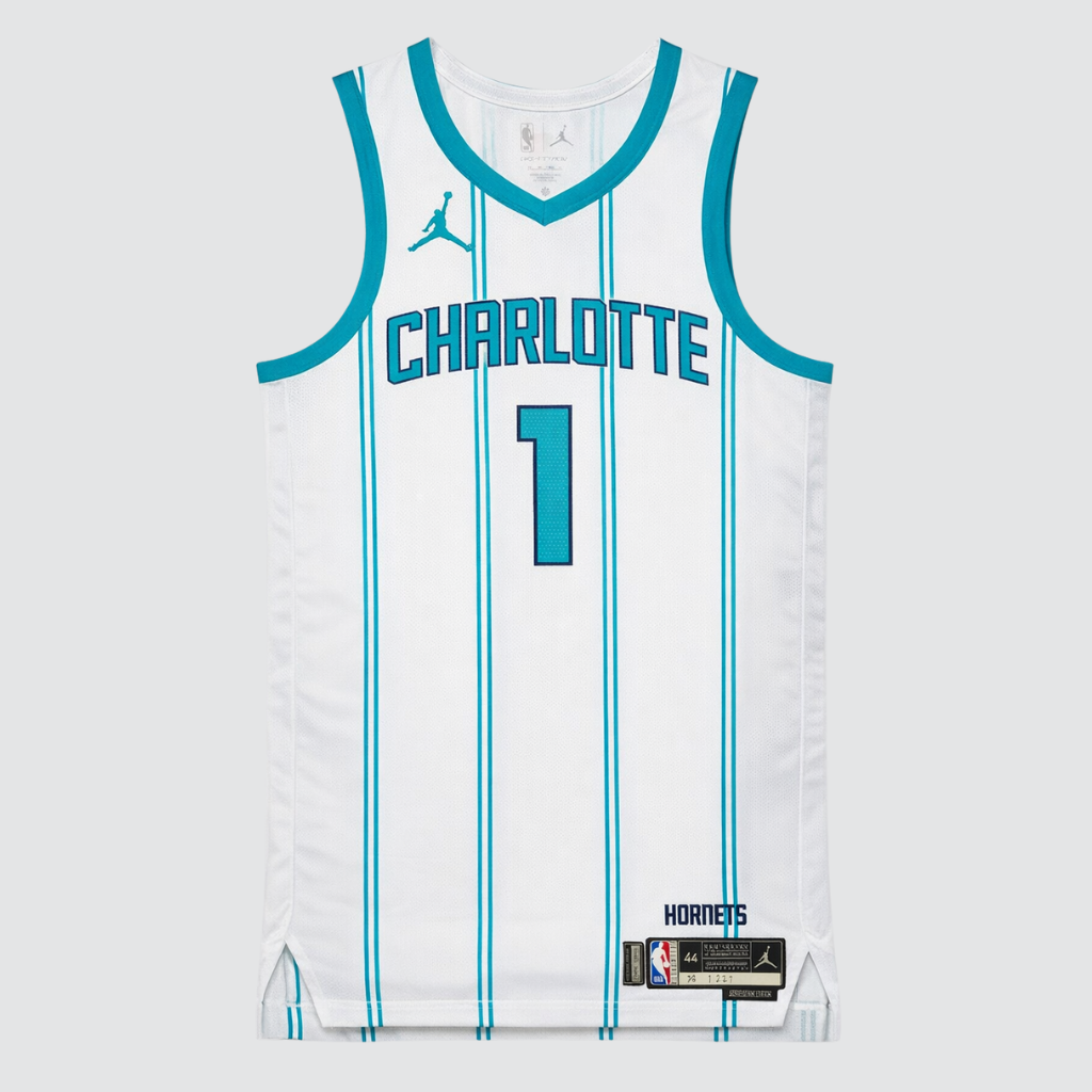 Vista frontal da regata Charlotte Hornets Association Edition 2025/26 em branco com detalhes em verde-água