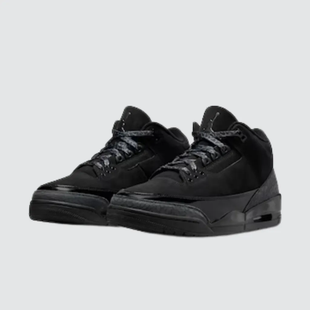 Air Jordan 3 Black Cat em preto total, com cabedal em couro e nobuck premium, detalhes de estampa de elefante, logo Jumpman discreto e amortecimento Nike Air visível, representando um sneaker urbano sofisticado e versátil para o lifestyle streetwear.