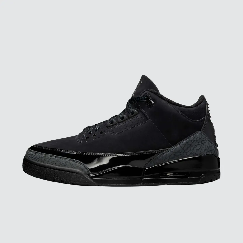Air Jordan 3 Black Cat em preto total, com cabedal em couro e nobuck premium, detalhes de estampa de elefante, logo Jumpman discreto e amortecimento Nike Air visível, representando um sneaker urbano sofisticado e versátil para o lifestyle streetwear.
