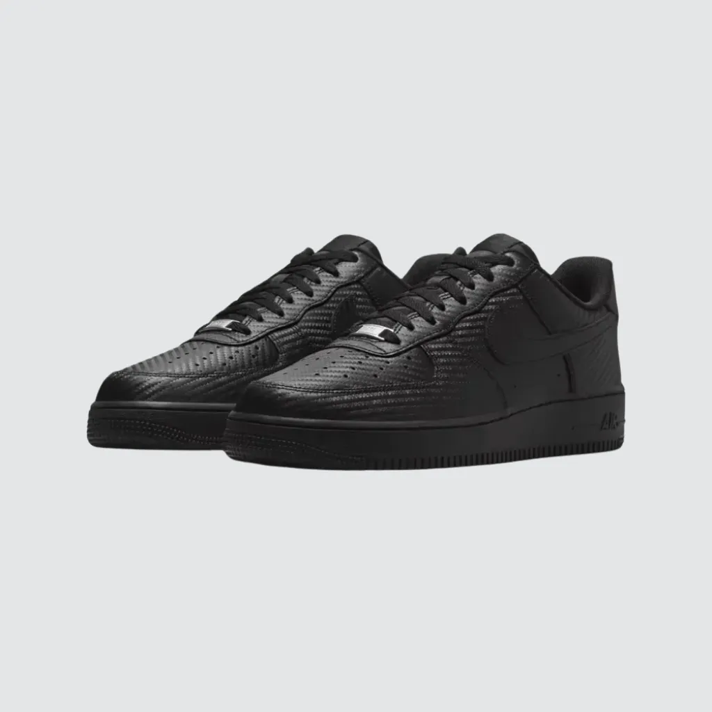 Tênis Nike Air Force 1 Low Black Carbon Fiber com cabedal preto em construção inspirada em fibra de carbono, textura rígida, entressola com Nike Air e solado de borracha, representando um sneaker urbano futurista e impactante.