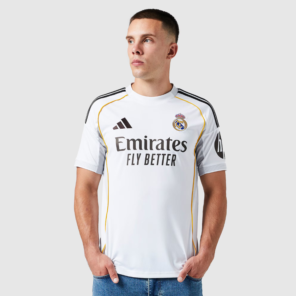 Camisa titular do Real Madrid 2025/26 Adidas branca com detalhes cinza e amarelo
