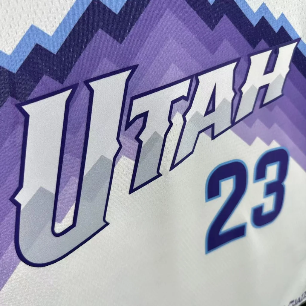 Detalhe do escudo Utah Jazz e grafismos aplicados no tecido