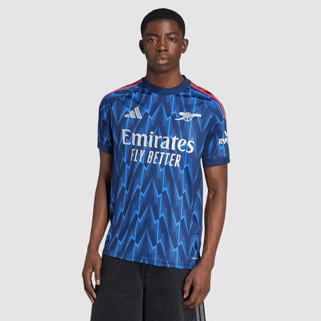 Camisa reserva Arsenal adidas 2025 2026 azul Night Indigo com detalhes vermelhos e padrão de relâmpagos
