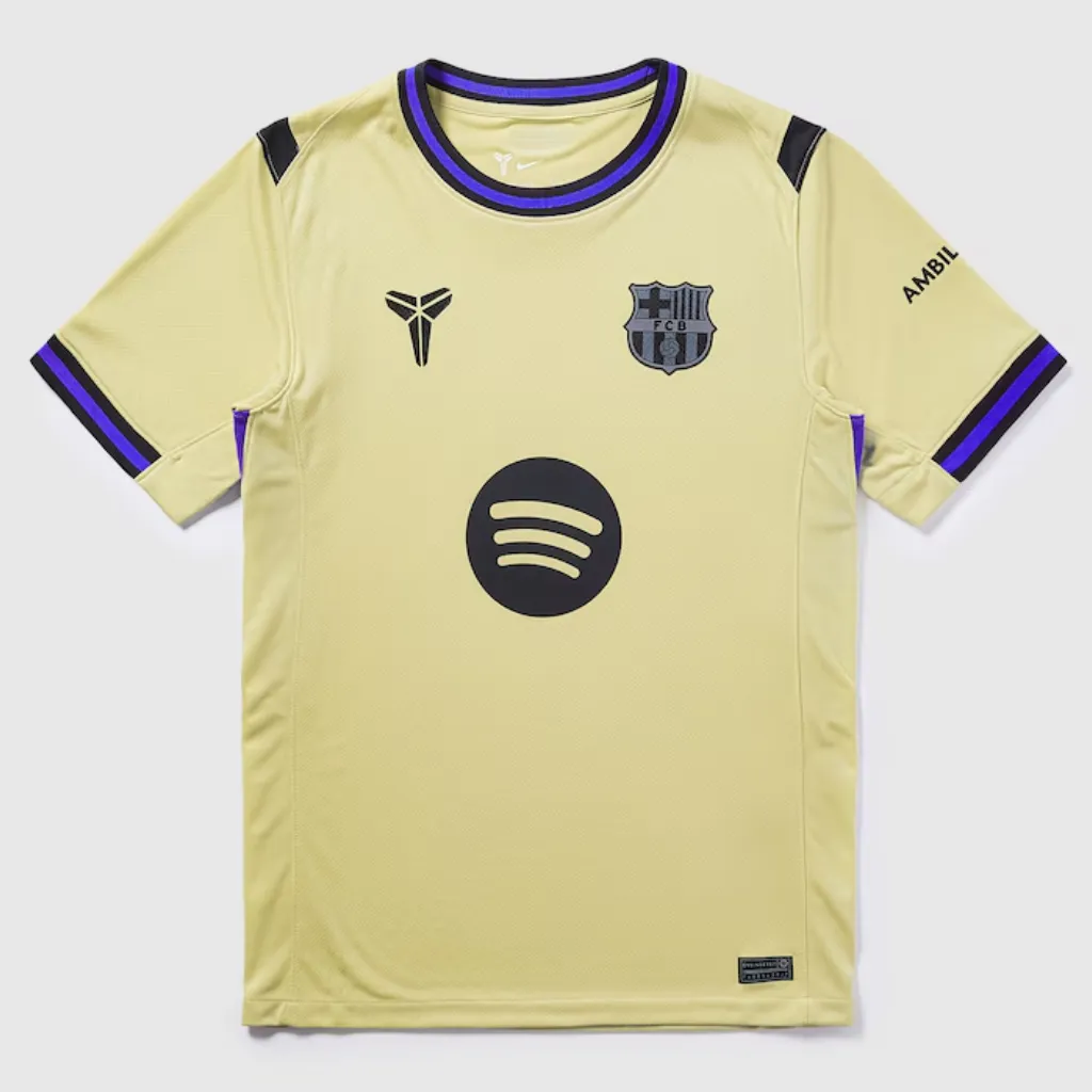 Camisa reserva do Barcelona Nike Kobe 2025 2026 dourada com detalhes em violeta e preto, escudo do Barça e logo Kobe Sheath