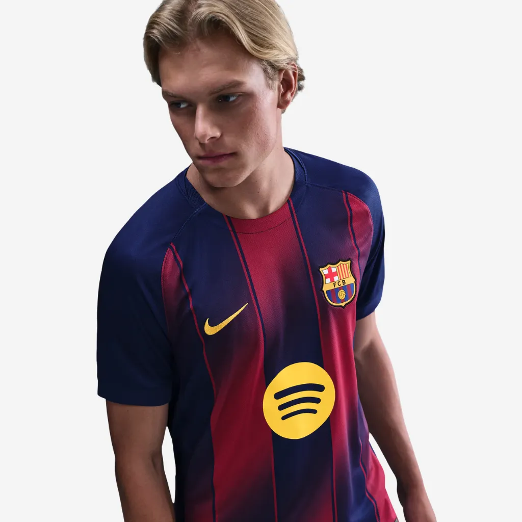 Camisa Barcelona 2025 titular Nike azul e grená com efeito degradê e logos amarelos