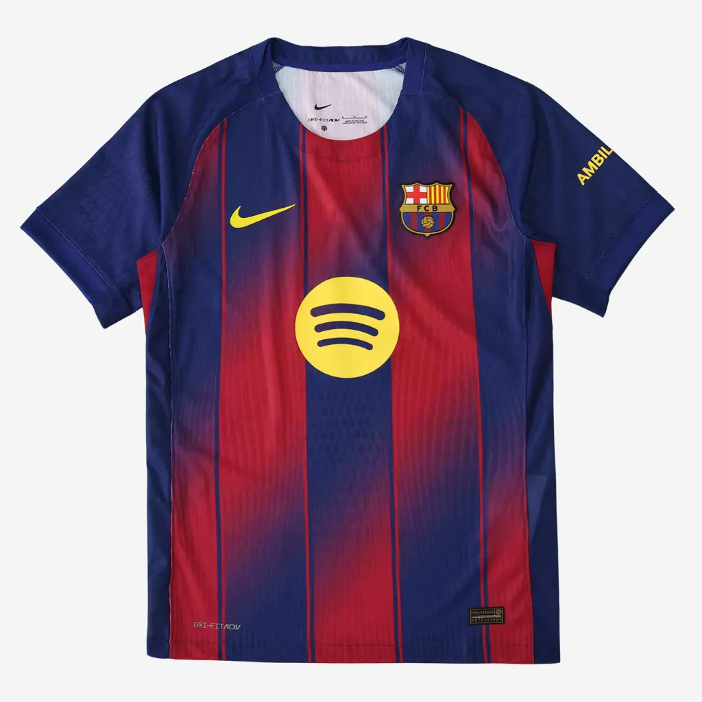 Camisa Barcelona 2025 titular Nike azul e grená com efeito degradê e logos amarelos