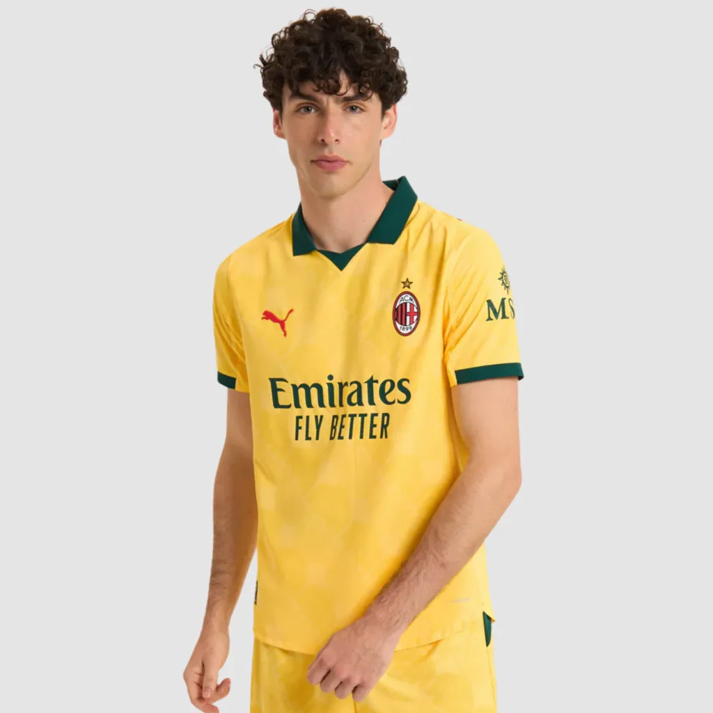 Camisa terceira do AC Milan Puma 2025 2026 amarela com detalhes verde escuro e gola polo retrô
