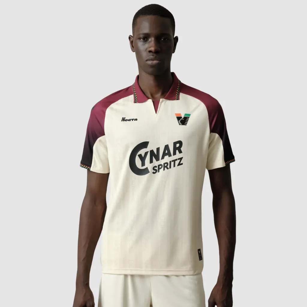 Camisa reserva Venezia Nocta 2025 2026 creme com degradê bordô nas mangas e tecido jacquard com inscrição Venezia Football Club
