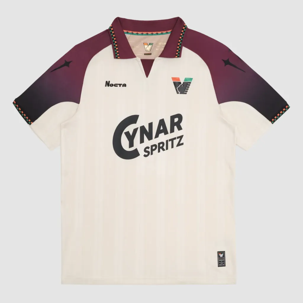 Camisa reserva Venezia Nocta 2025 2026 creme com degradê bordô nas mangas e tecido jacquard com inscrição Venezia Football Club