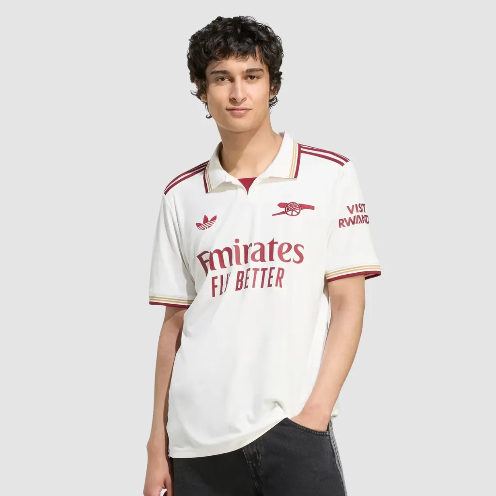 Camisa terceira Arsenal 2025 2026 branca adidas com detalhes bordô, canhão do clube e logo Trefoil retrô