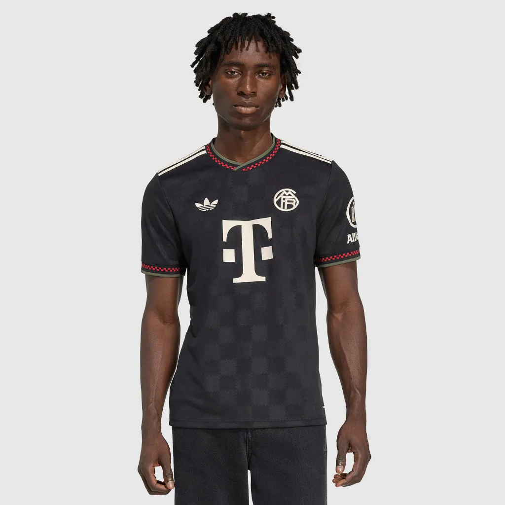 Camisa terceira Bayern de Munique 2025 2026 preta adidas com Trefoil retrô, detalhes vermelho e verde e escudo vintage no peito