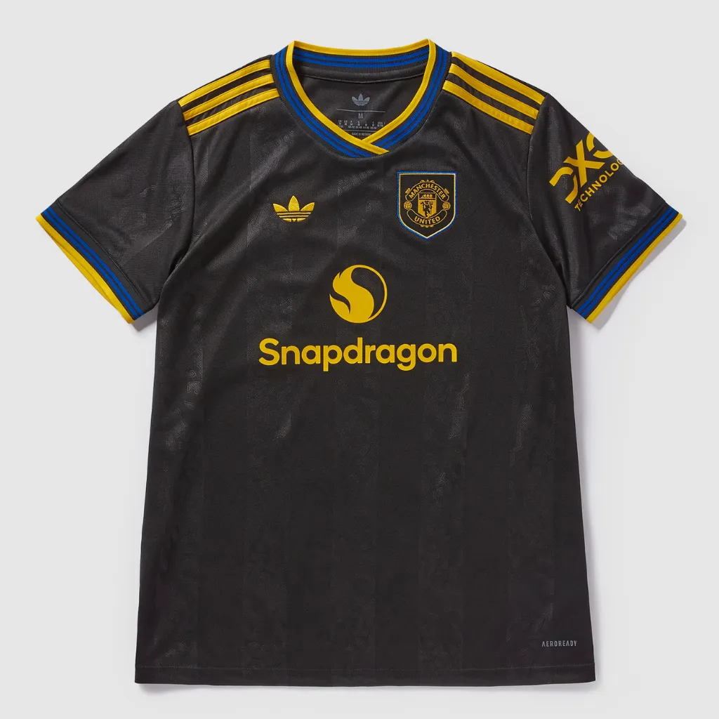 Camisa terceira Manchester United 2025 2026 adidas preta com detalhes amarelo e azul, escudo no peito e design inspirado nos anos 90