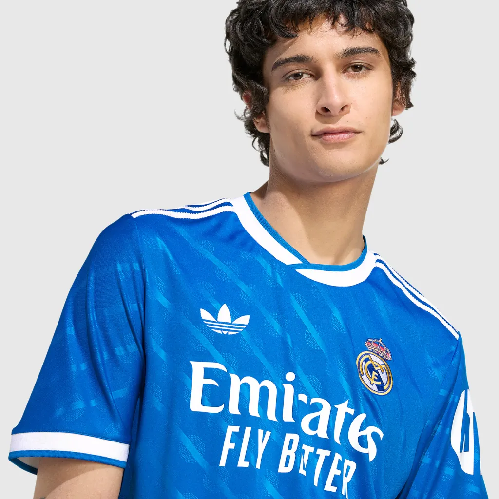 Camisa terceira Real Madrid 2025 2026 azul adidas com logo Trefoil retrô, detalhes brancos e escudo do clube aplicado no peito