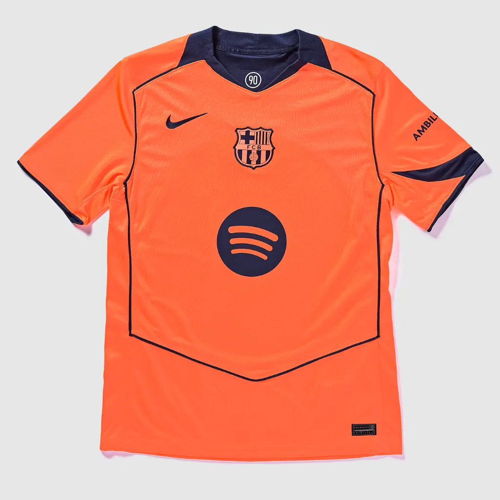 Camisa terceira do Barcelona Nike 2025 2026 laranja com detalhes azul-marinho, escudo centralizado e design inspirado na era Total 90