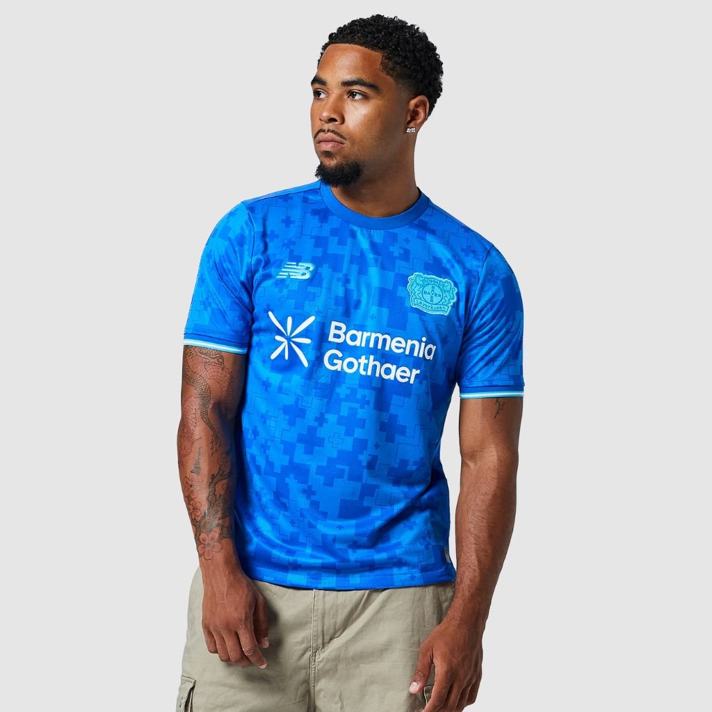 Camisa azul New Balance Bayer Leverkusen 2025-2026 com efeito glitch e escudo em ciano