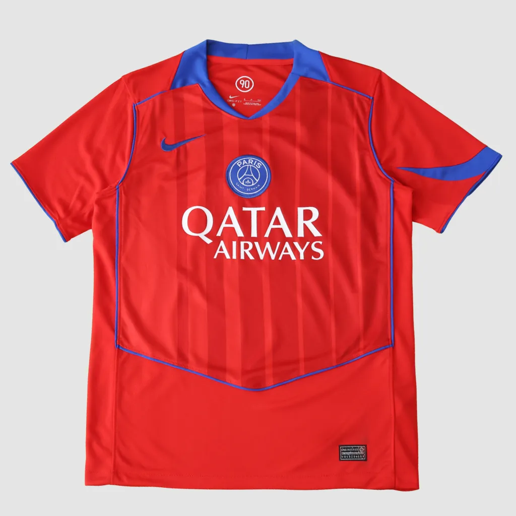 Camisa terceira do Paris Saint-Germain Nike Total 90 2025 2026 vermelha com detalhes azuis e escudo centralizado no peito