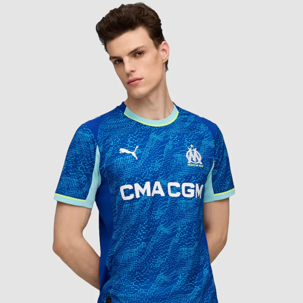 Camisa terceira Olympique Marseille 2025 2026 Puma azul com detalhes amarelos, design inspirado no mar Mediterrâneo e escudo do OM no peito