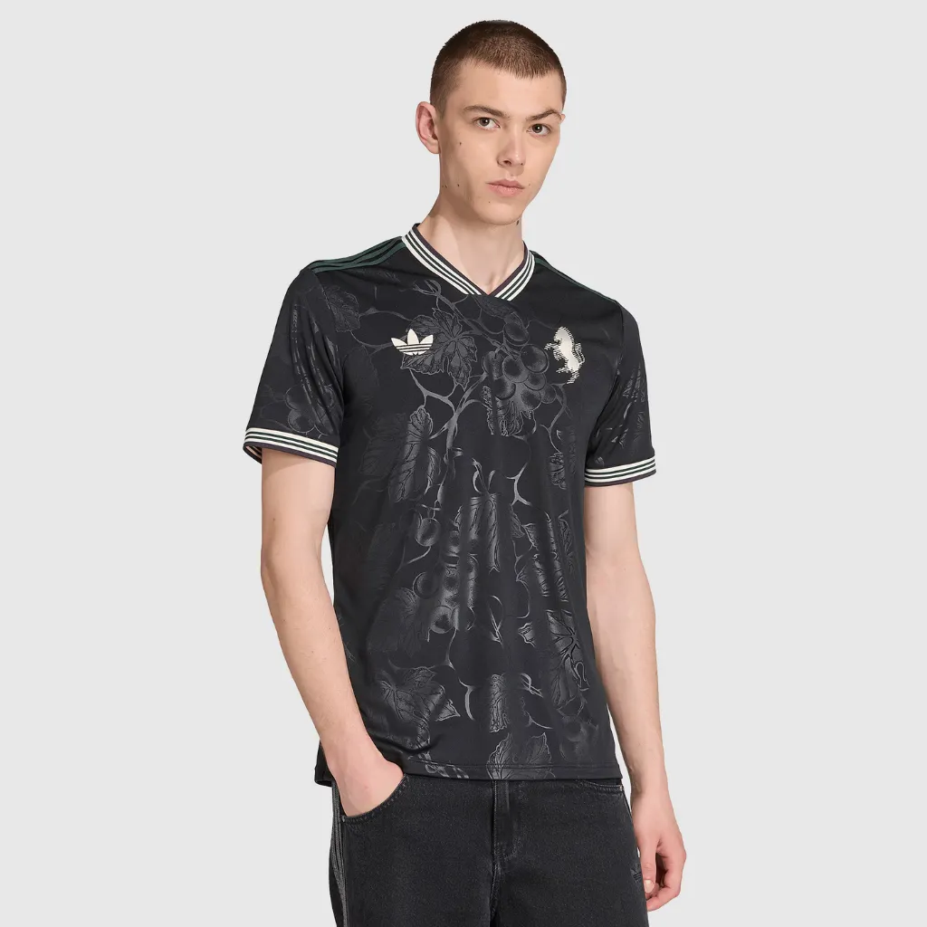 Camisa terceira da Juventus adidas 2025 2026 preta com detalhes bordô e verdes, estampa sutil de uvas, escudo com zebra e logo Trefoil