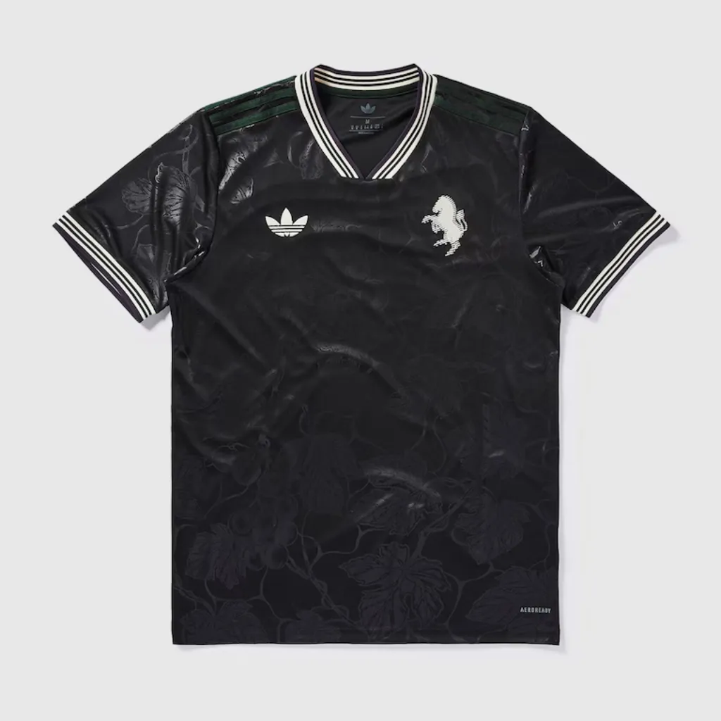 Camisa terceira da Juventus adidas 2025 2026 preta com detalhes bordô e verdes, estampa sutil de uvas, escudo com zebra e logo Trefoil