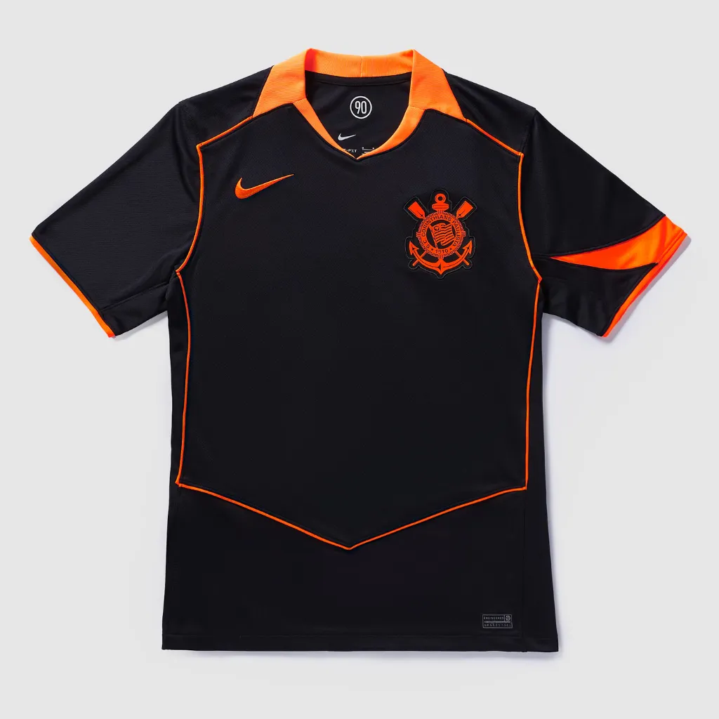 Camisa terceira do Corinthians Nike 2025 2026 preta com detalhes laranja, círculo Total 90 no peito, escudo do Corinthians em destaque e design inspirado na era T90