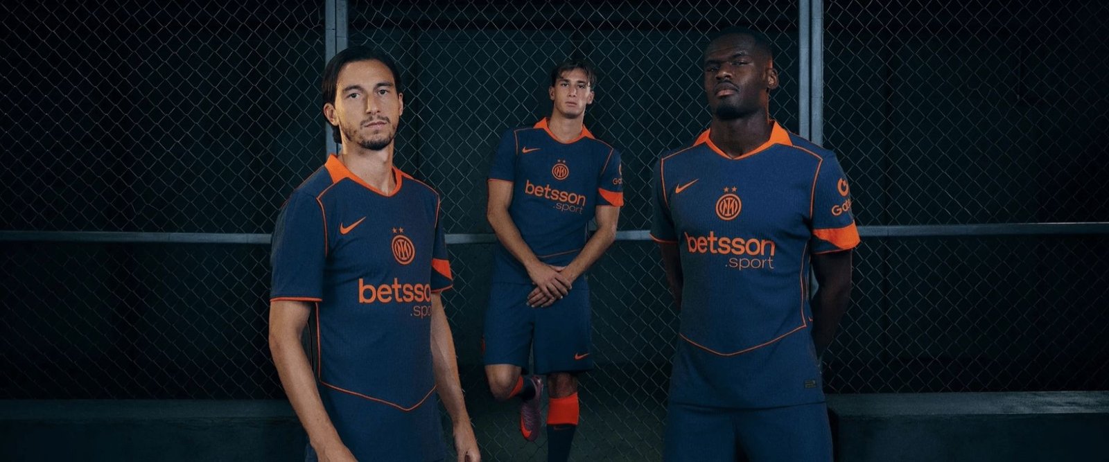 Terceira camisa Inter de Milão Nike Total 90 2025-2026 em cinza e laranja com design inspirado na era dos anos 2000.