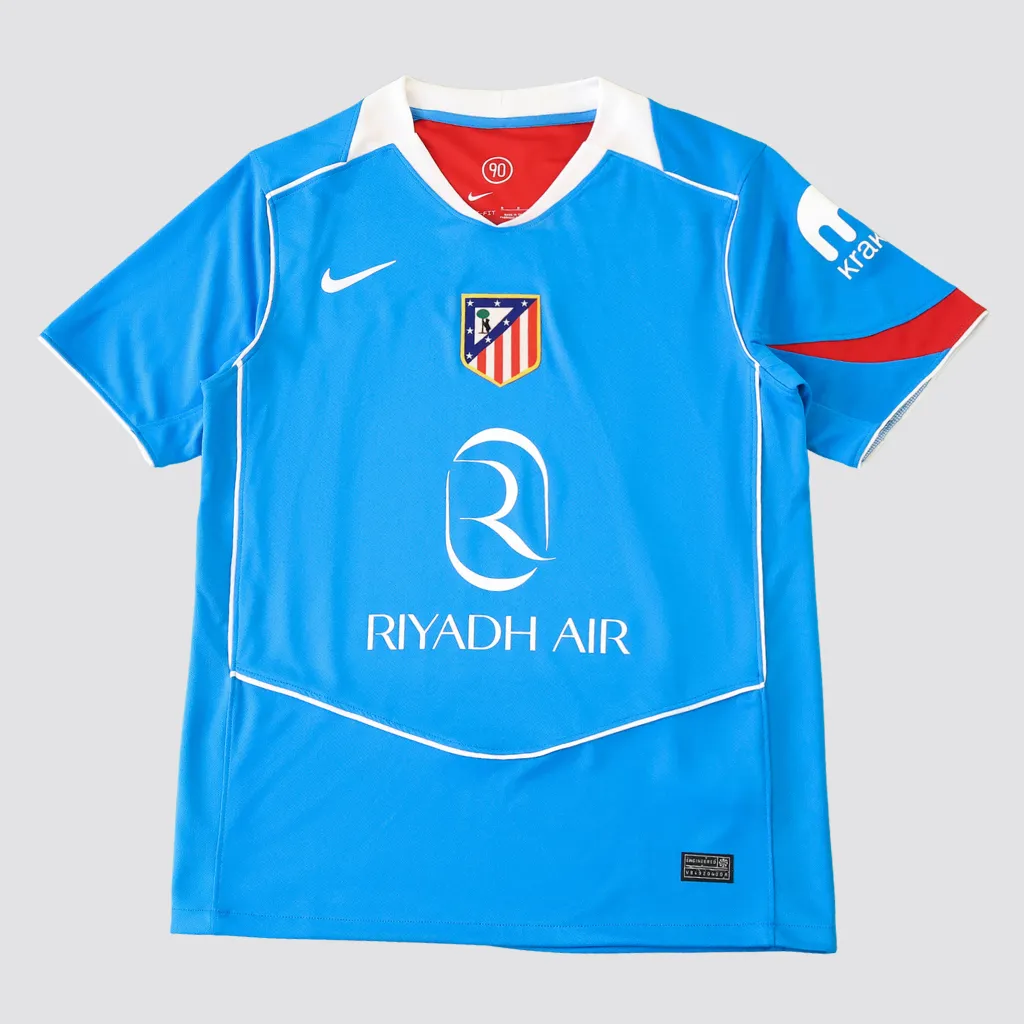 Camisa terceira do Atlético de Madrid Nike Total 90 2025 2026 azul com detalhes vermelhos e brancos, escudo centralizado e design inspirado nos anos 2000