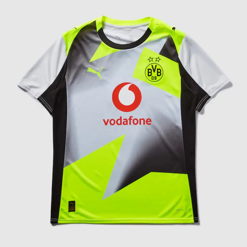 Camisa reserva do Borussia Dortmund Puma 2025 2026 branca com detalhes pretos e amarelos, escudo do BVB no peito e design moderno inspirado na Muralha Amarela