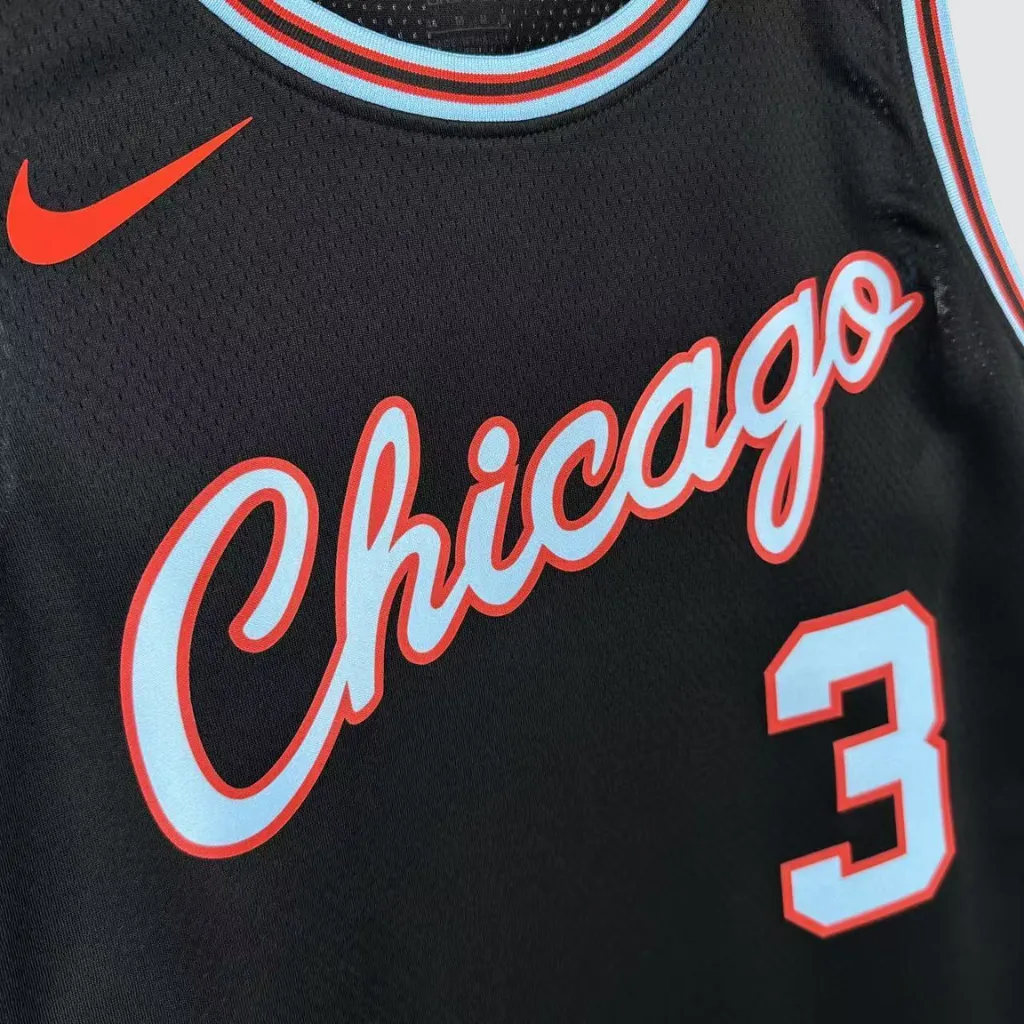 Regata Chicago Bulls City Edition 2025/26 Swingman Nike em preto, com inscrição Chicago no peito, quatro estrelas vermelhas inspiradas na bandeira da cidade e frase Sweet Home, detalhes em azul e vermelho invertidos, tecido mesh respirável, caimento regular e acabamento