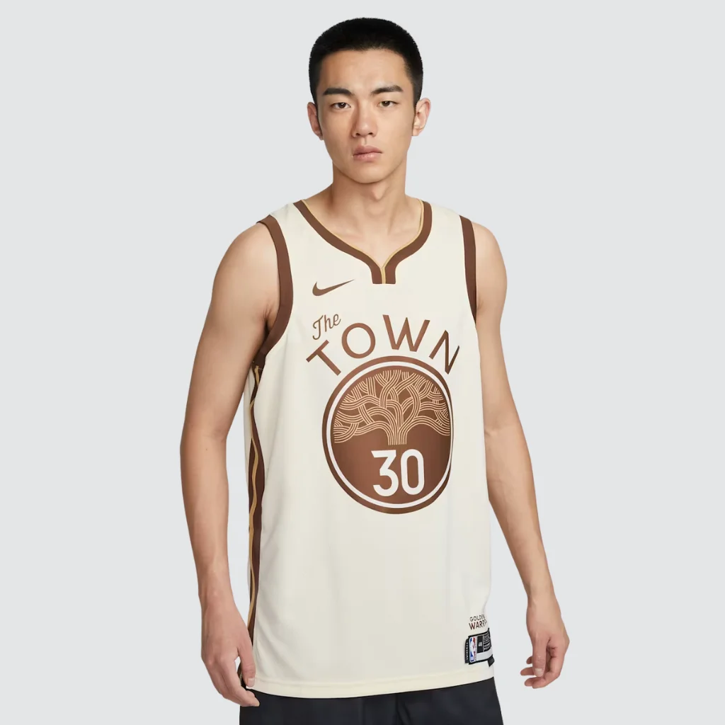 Regata Golden State Warriors City Edition 2025/26 vestida no corpo vista frontal