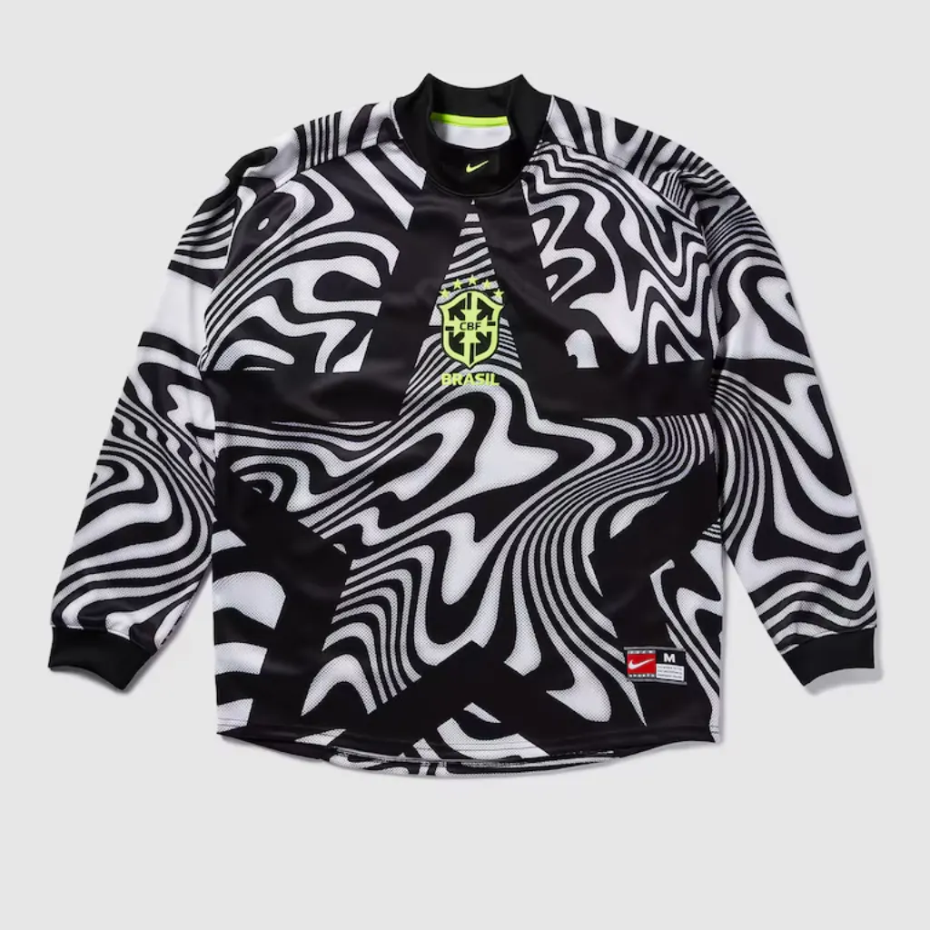 Camisa de goleiro da Seleção Brasileira 2025 com mangas longas esticadas.