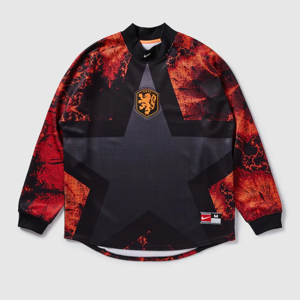 Camisa de goleiro da Holanda Nike 2026 manga longa preta com gráficos laranja e vermelho, escudo da KNVB no peito e design moderno inspirado no Oranje