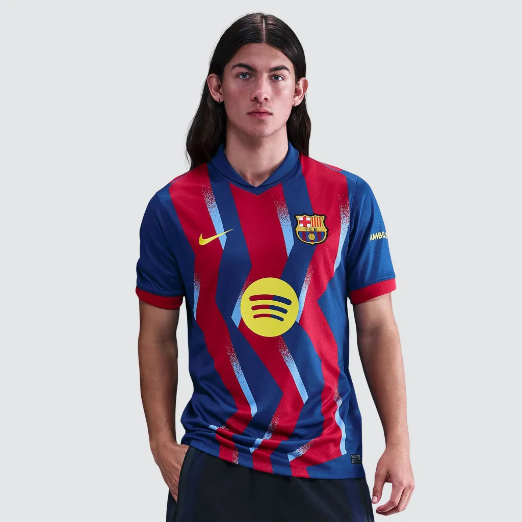 Camisa El Clásico do Barcelona Nike 2025/26 com listras desestruturadas azul e vermelho, detalhes amarelos, escudo do Barça no peito e design inspirado na vitória histórica de 2005