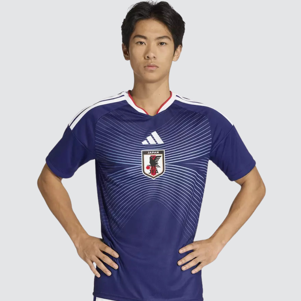 Camisa titular Japão 2026 em ambiente real, mostrando o azul clássico e os grafismos inspirados no horizonte utilizados pela seleção.