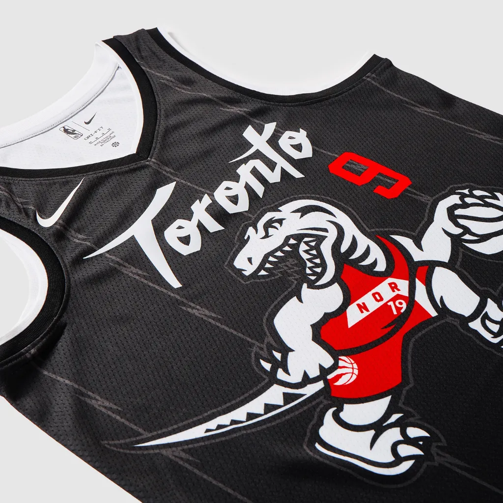 Close do dinossauro branco vestindo uniforme vermelho Earned Edition 2018/19