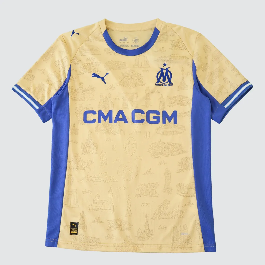 Quarta camisa do Olympique de Marselha 2025/26 Puma em tom dourado, com detalhes em azul royal, textura inspirada nos monumentos de Marselha e escudo do OM aplicado no peito.