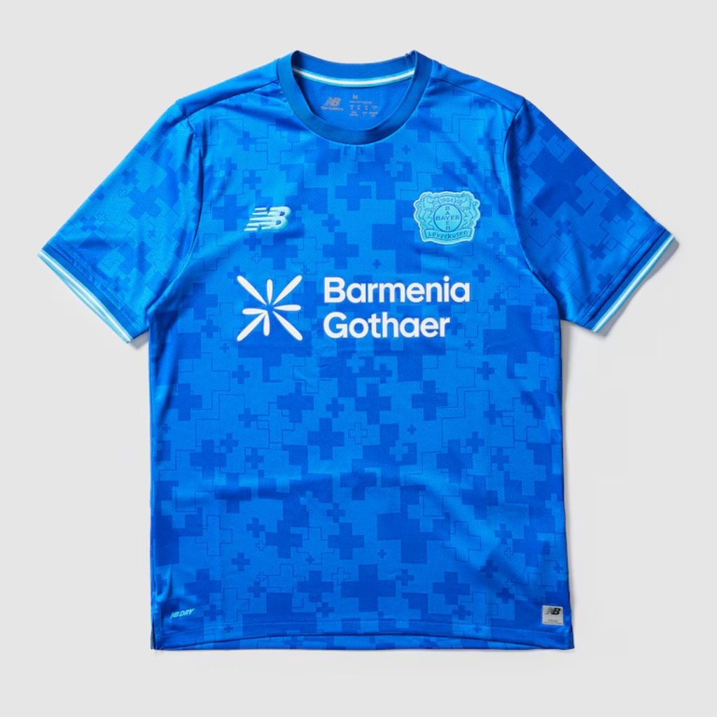 Camisa azul New Balance Bayer Leverkusen 2025-2026 com efeito glitch e escudo em ciano