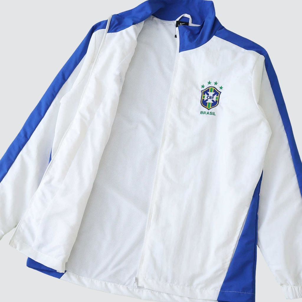 Agasalho retrô Nike Seleção Brasileira 1998 com design clássico e detalhes vintage em homenagem à era de ouro do futebol.