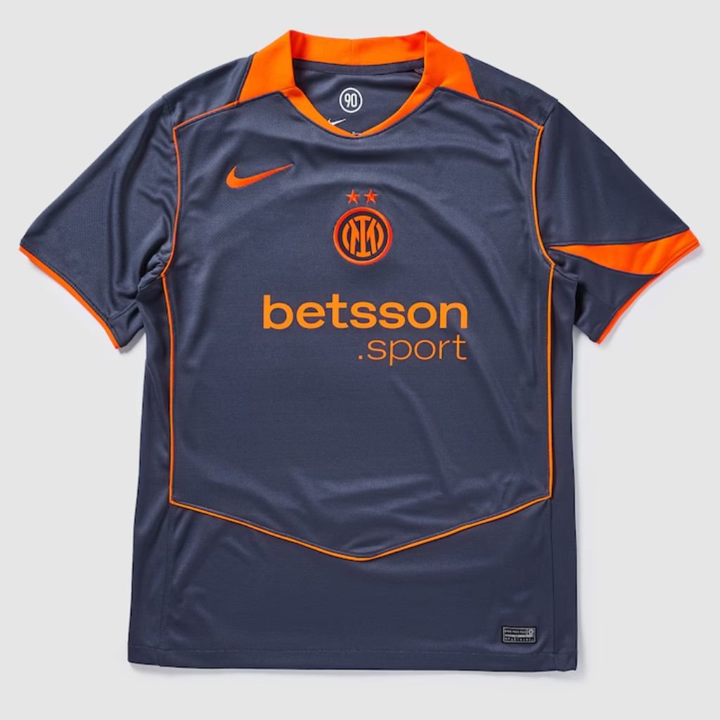 Camisa cinza e laranja Nike Inter de Milão 25/26 com arco frontal Total 90 e escudo centralizado em destaque.