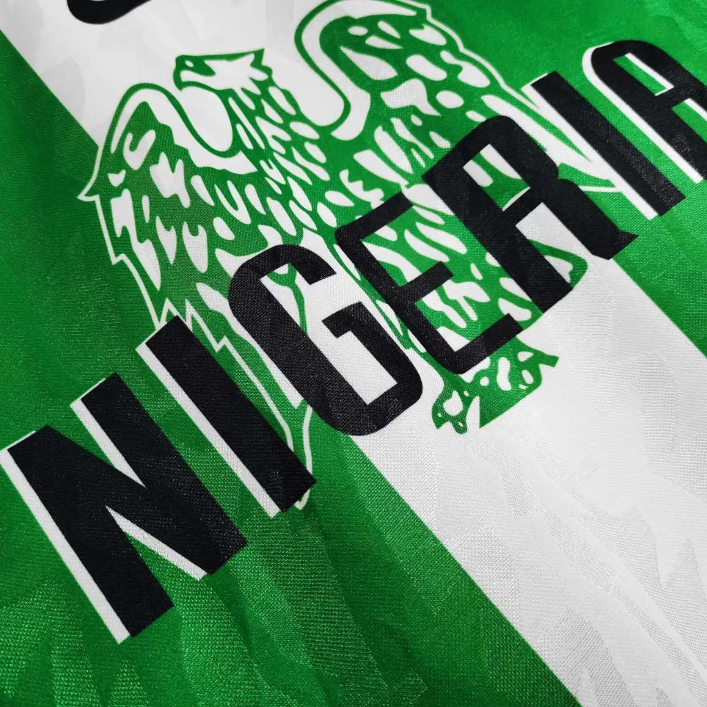 Camisa retrô Nigéria 1996 esticada mostrando o design clássico.