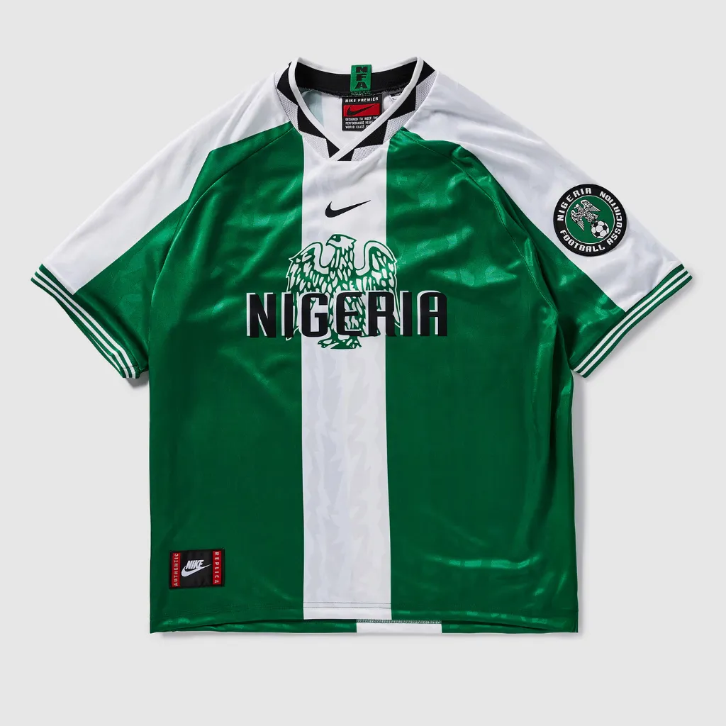 Camisa retrô da Nigéria 1996 vista de frente, em verde com detalhes brancos.