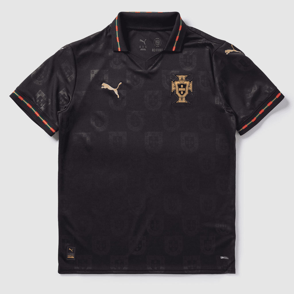 Camisa PUMA Portugal 2025 edição especial Pantera Negra com gola polo dourada e mosaico de brasões.