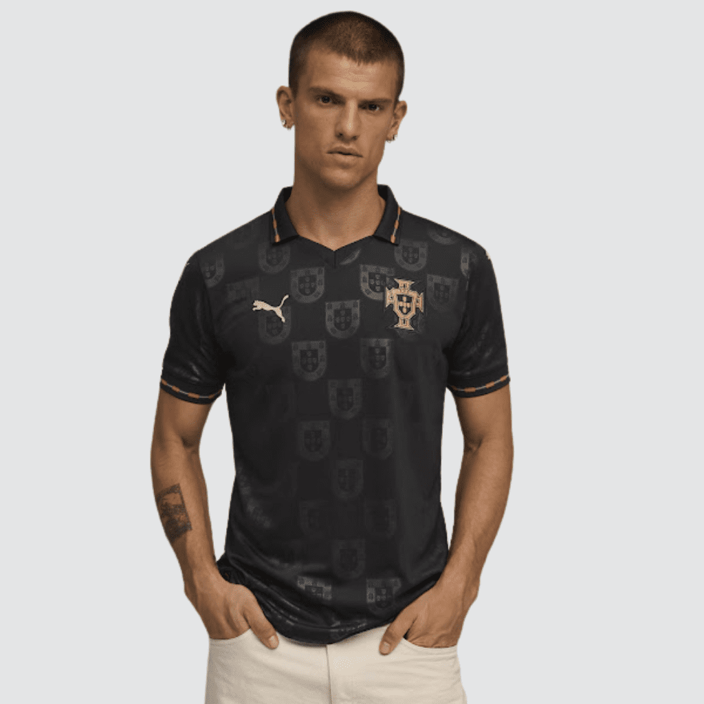 Camisa PUMA Portugal 2025 edição especial Pantera Negra com gola polo dourada e mosaico de brasões.