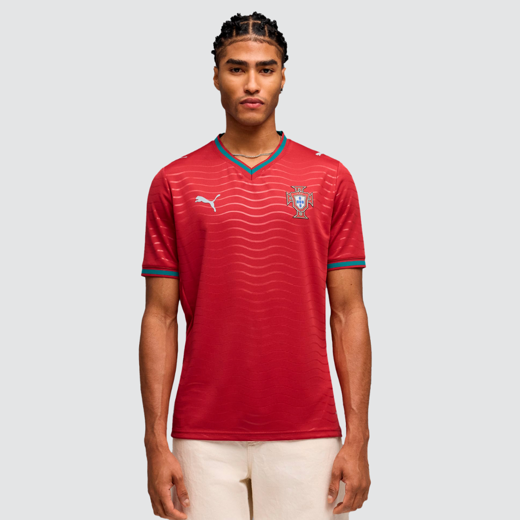 Modelo vestindo a camisa Portugal 2026 de frente, mostrando caimento esportivo e escudo da FPF no peito.