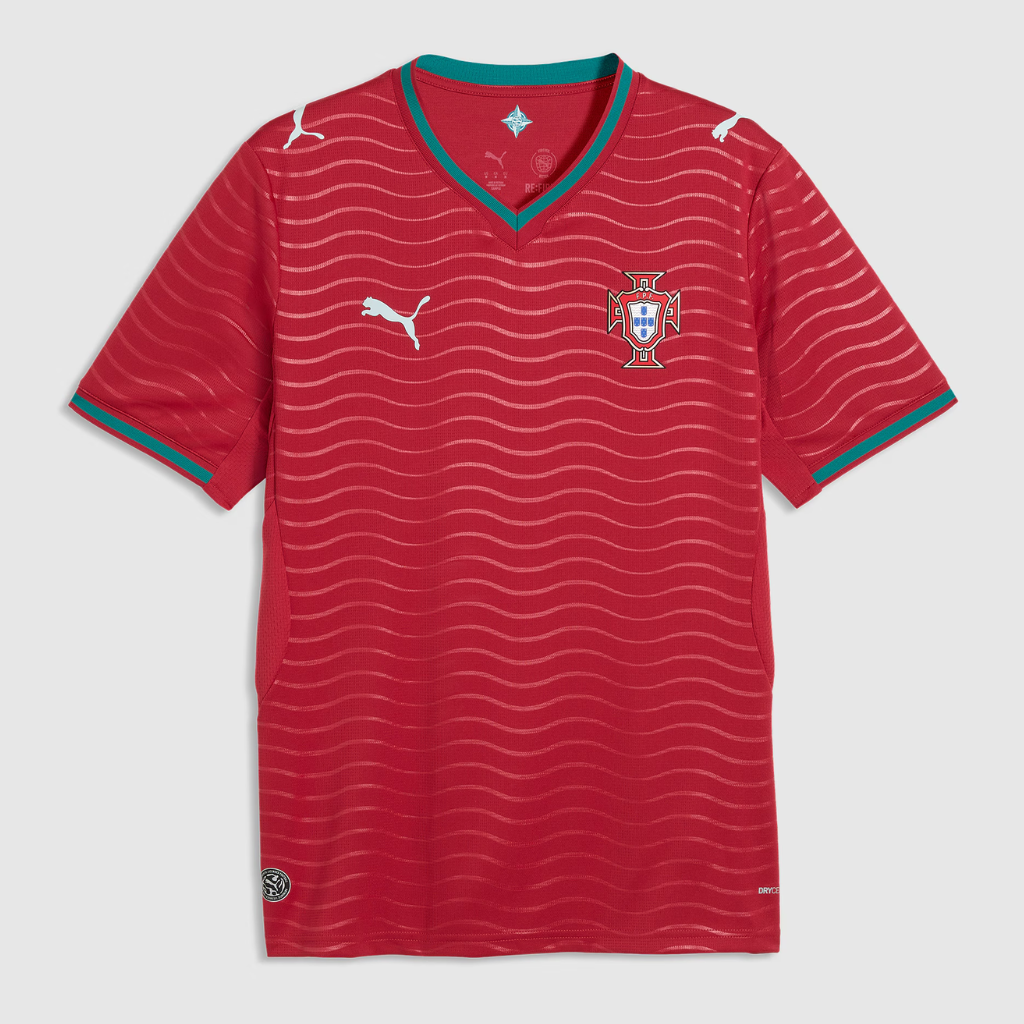 Camisa Portugal 2026 vista de frente, destacando base vermelha e grafismos ondulados inspirados no oceano.