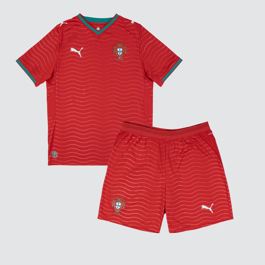 Kit infantil Portugal 2026 completo com camisa e calção vermelhos, apresentado em fundo neutro, destacando o visual oficial da Seleção das Quinas.