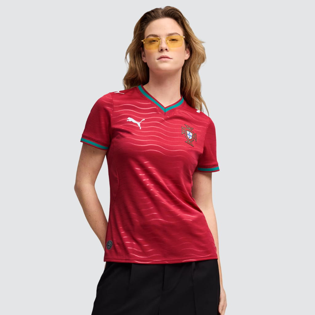 Caimento da camisa feminina Portugal 2026 no corpo, mostrando ajuste confortável e mobilidade.