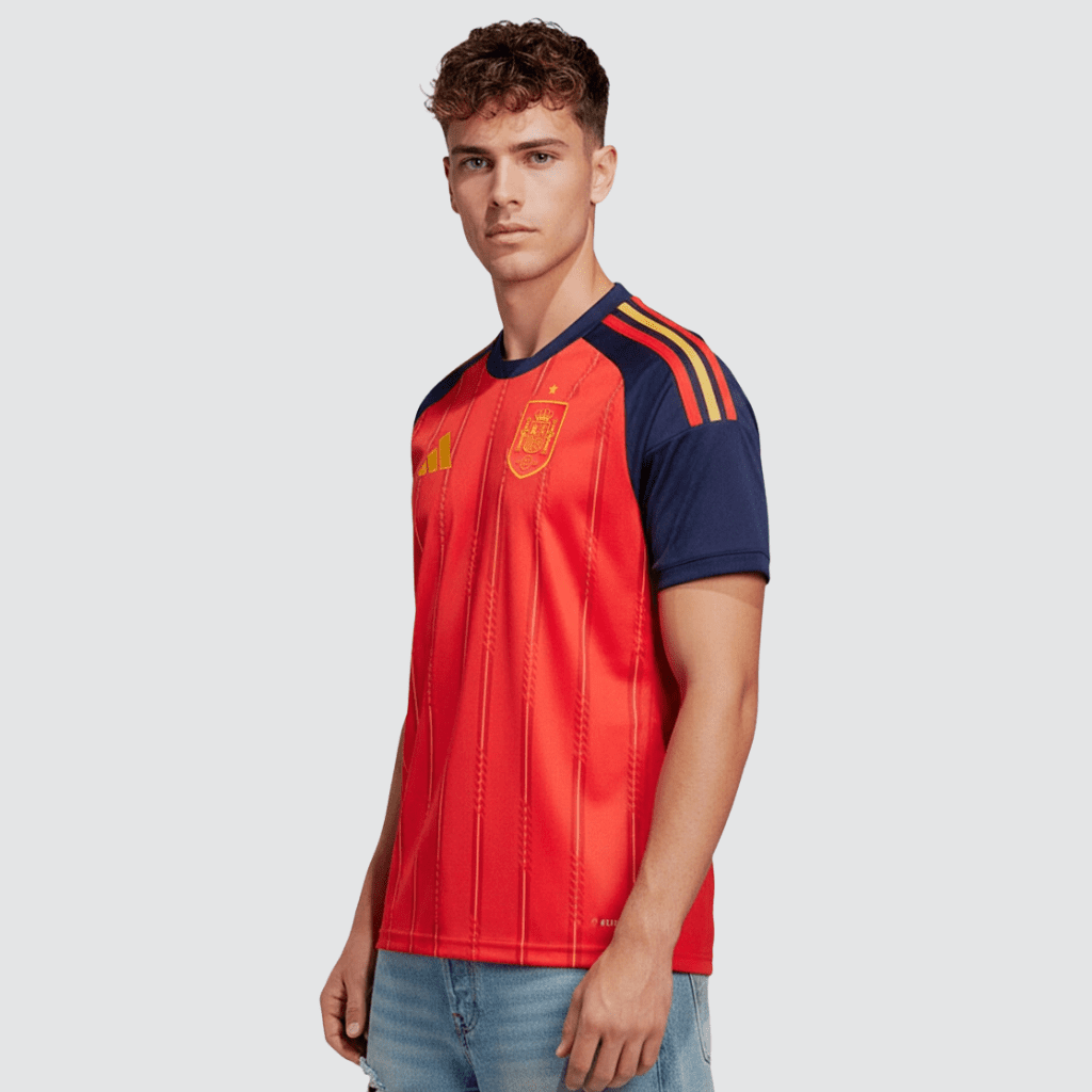 Camisa da Seleção Espanhola adidas 2026-27 vermelha e azul com tecnologia Climacool e escudo dourado.