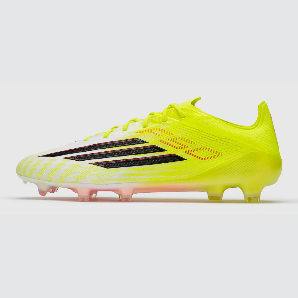 Vista lateral da chuteira adidas F50 Elite FG Born For Goals mostrando o cabedal amarelo com detalhes pretos e vermelhos
