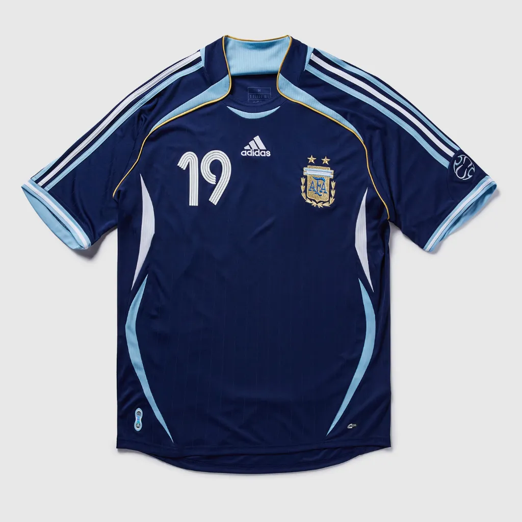 Camisa retrô reserva da Argentina 2006 vista de frente, em azul-marinho, com listras claras e número 19.