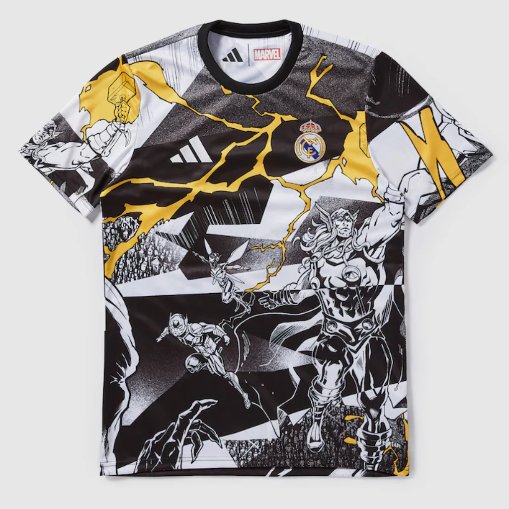 Camisa pré-jogo Real Madrid x Marvel 2025 esticada, exibindo estampa completa.